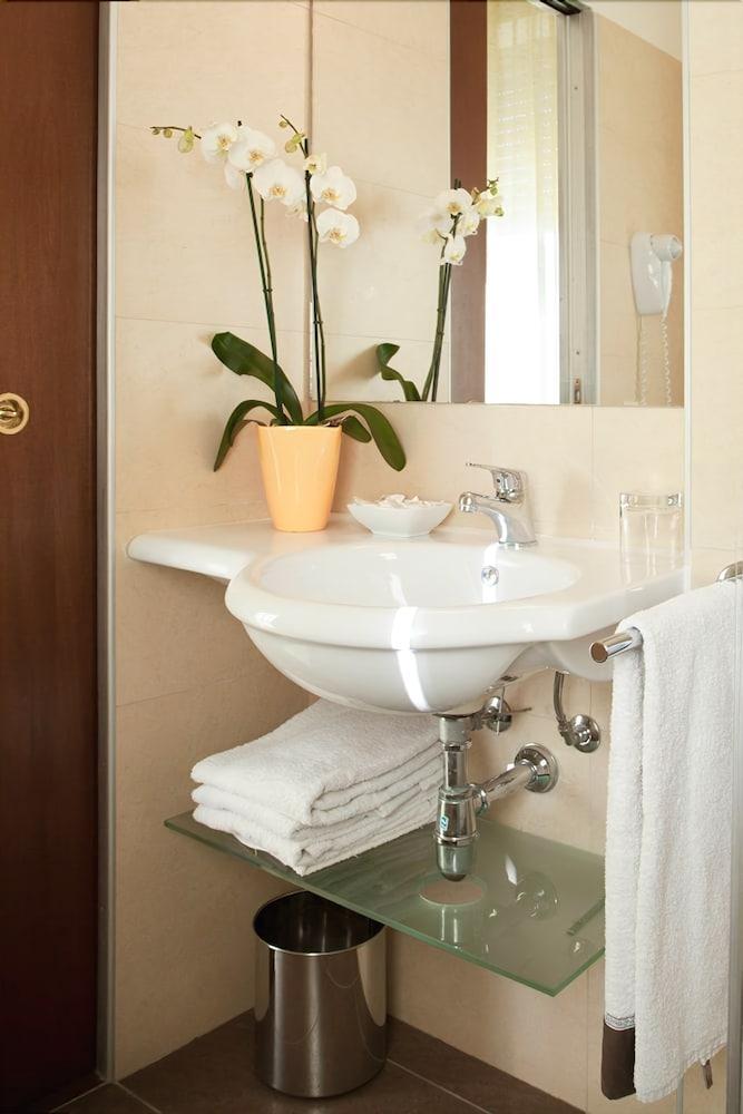 Hotel Metropol เปซาโร ภายนอก รูปภาพ