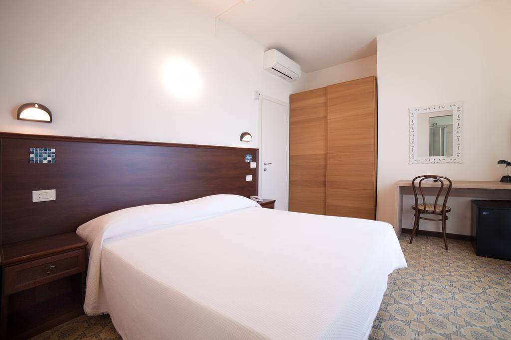 Hotel Metropol เปซาโร ภายนอก รูปภาพ