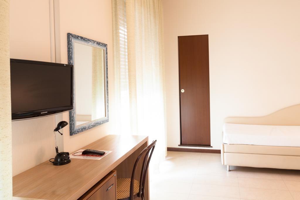 Hotel Metropol เปซาโร ภายนอก รูปภาพ