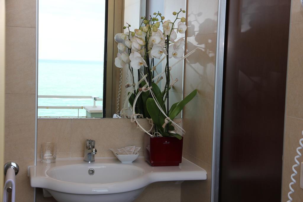 Hotel Metropol เปซาโร ภายนอก รูปภาพ